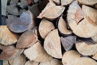 Jak skladovat dřevo na topení